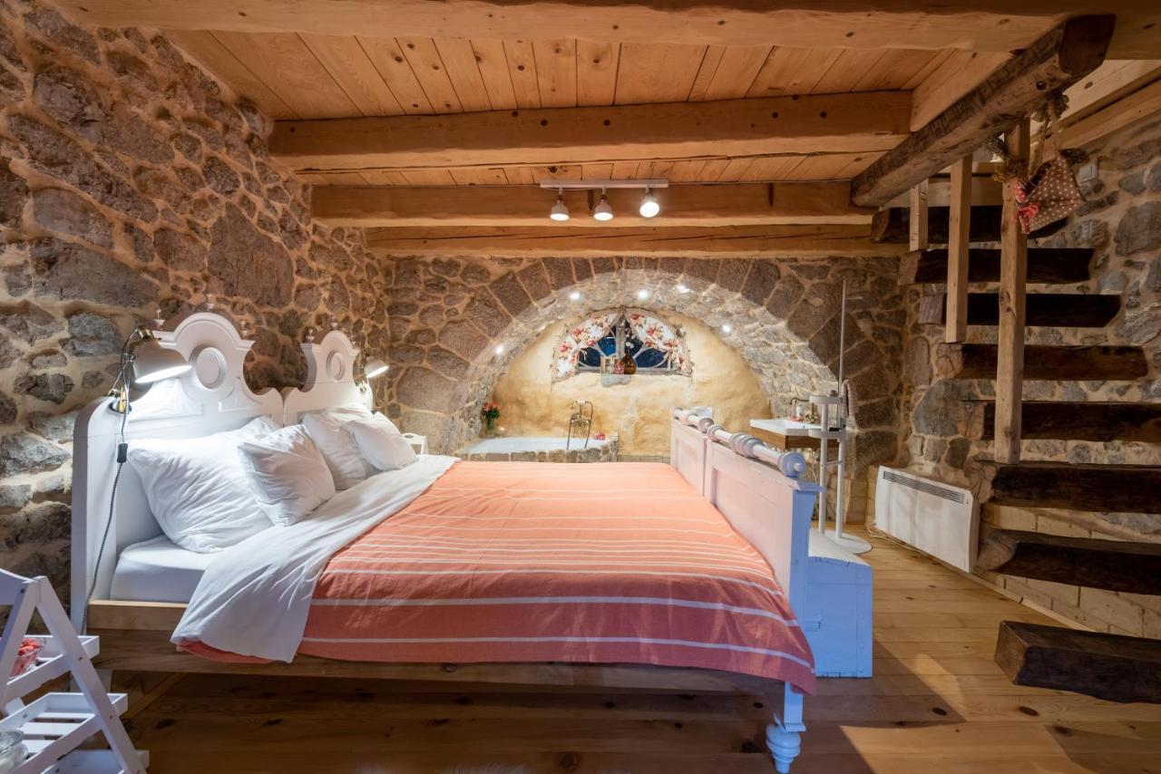 Villa Festina Lente - Cosy & Authentic Villa With Private Heated Pool Dobrinj Luaran gambar